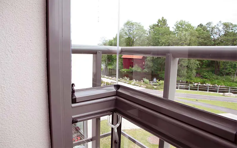 En bild på Systemet har stora toleranser. Anslutningsprofiler mot vägg, rostfria kullagrade hjul för behaglig gång, fasta lägen på fönsterluckor vid öppning/ parkering. Fönsterluckor kan utföras med tunna bågsidor som tillval.