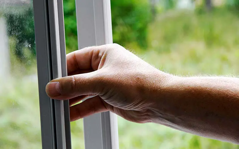 En bild på Öppningsbara luckor för smidig fönsterputs.
